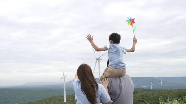 渐进式快乐家庭的概念 享受他们在风力涡轮机农场的时光 风力发电机组由风力发电机组组成 风力发电机组在农村一侧 丘陵地带在地平线上 — 图库照片