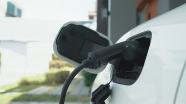 Ev şarj istasyonu, elektronik araç için sürdürülebilir, yenilenebilir enerji kaynağı, modern modern yaşam tarzı için evdeki EV arabaları sağlıyor. Çevre dostu melez elektro ve petrol aracı bataryası.
