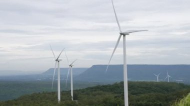 Rüzgarı yenilenebilir enerji kaynağı olarak kullanmanın yenilikçi yolu yeşil tarla veya tepedeki rüzgar türbini çiftliği ile modern yaşam biçimine güç sağlamaktır. Yel değirmeni jeneratörü karbondioksit salınımı olmadan elektrik üretir.