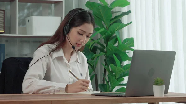 Asian Customer Support Operator Wearing Headset Microphone Working Her Desk — Stock Photo, Image