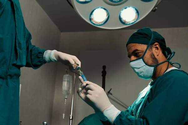 Jeringa Llenado Cirujano Del Vial Médico Para Procedimiento Quirúrgico Sala — Foto de Stock