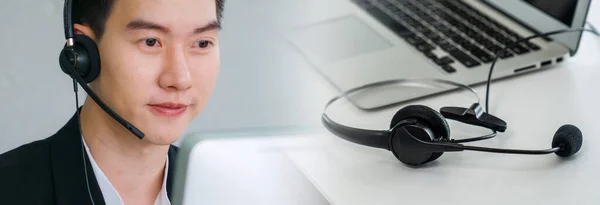 Gente Negocios Que Usa Auriculares Que Trabajan Oficina Para Ampliar — Foto de Stock