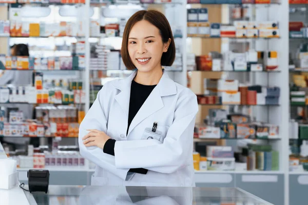 Retrato Jovem Farmacêutico Afável Farmacêutico Qualificado Recipiente Pílula Medicina Mockup — Fotografia de Stock