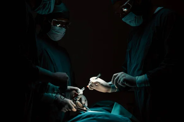 Equipo Quirúrgico Realizando Cirugía Paciente Quirófano Estéril Una Sala Cirugía —  Fotos de Stock
