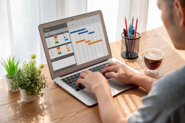 Ekip projesinin zaman çizelgesini gösteren bilgisayar ekranında, modern iş projesi yönetimi için proje planlama yazılımı