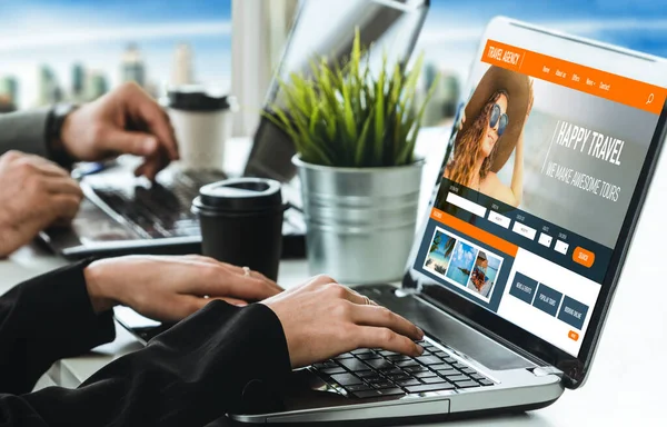 Model arama ve seyahat planlama için internet sitesi uçuş, otel ve tur rezervasyonları için anlaşma ve paket sunuyor