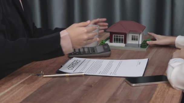 Zbliżenie Entuzjastyczna Agencja Nieruchomości Zapewnia Klientowi Informacje Umowy Kupna Domu — Wideo stockowe
