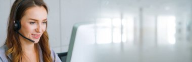 Ofiste çalışan kulaklık takan işadamları uzak müşteri veya meslektaşlarını desteklemek için geniş görüşlü çalışırlar. Çağrı merkezi, tele pazarlama, müşteri destek acentesi telefon görüşmesinde hizmet sağlar.