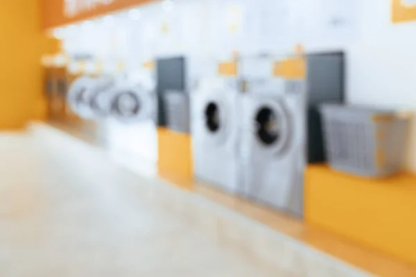 在公共商店里 由硬币操作的合格洗衣机的背景模糊不清 公共休息室自助商业洗衣烘干机的概念 — 图库照片