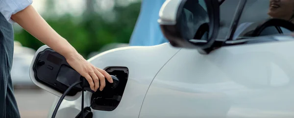 Closeup Focus Hand Insert Charger Electric Vehicle Public Charging Point — Foto de Stock