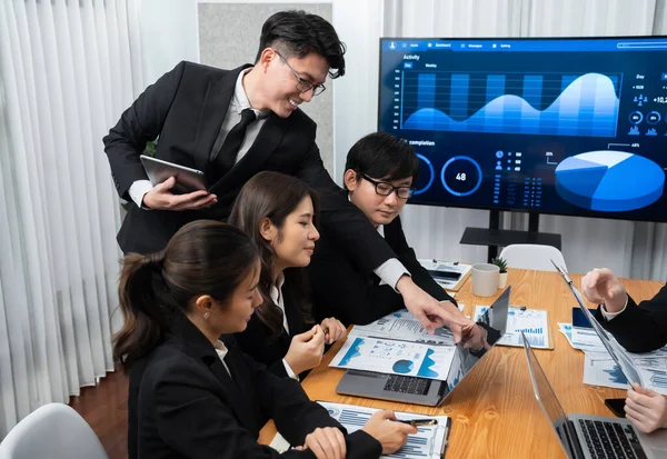 Business Team Financial Data Analysis Meeting Business Intelligence Report Paper — Foto Stock