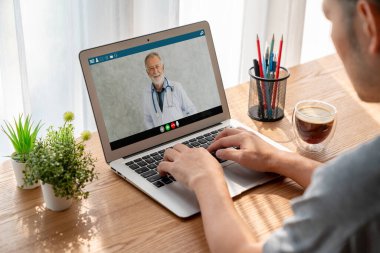 Hasta ile sanal görüşme için mod teletıp yazılım uygulaması tarafından çevrimiçi doktor görüntüsü çağrısı