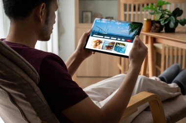 Model arama ve seyahat planlama için internet sitesi uçuş, otel ve tur rezervasyonları için anlaşma ve paket sunuyor