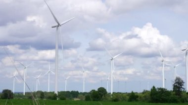 Rüzgarı yenilenebilir enerji kaynağı olarak kullanmanın yenilikçi yolu yeşil tarla veya tepedeki rüzgar türbini çiftliği ile modern yaşam biçimine güç sağlamaktır. Yel değirmeni jeneratörü karbondioksit salınımı olmadan elektrik üretir.