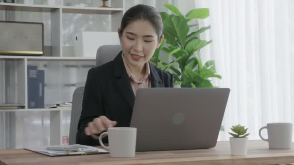 オフィスでノートパソコンを操作し 入力する熱狂的な実業家 美しい若いオフィスの女性は彼女の机に座って ラップトップで作業します — ストック動画