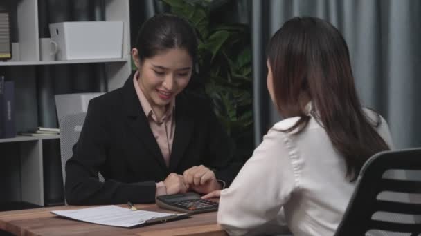 Młoda Entuzjastyczna Bizneswoman Negocjuje Biurze Kontrakt Biznes Finansowy Klient Dobija — Wideo stockowe
