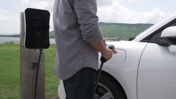 Progresywny Człowiek Podłączyć Wtyczkę Kabla Zasilającego Stacji Ładowania Swojego Samochodu — Wideo stockowe