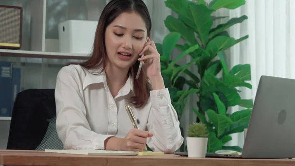 Young Enthusiastic Businesswoman Talking Business Call Writing Note Her Desk — Stock Photo, Image
