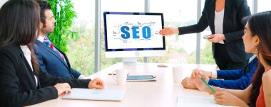 Model e-ticaret için SEO arama motoru optimizasyonu ve bilgisayar ekranında gösterilen çevrimiçi perakende işi