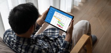 Ekip projesinin zaman çizelgesini gösteren bilgisayar ekranında, modern iş projesi yönetimi için proje planlama yazılımı