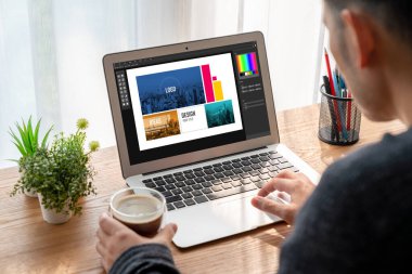 Web sayfasının modern tasarımı ve bilgisayar ekranında gösterilen ticari reklamlar için grafiksel tasarımcı yazılımı