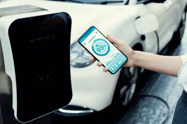 Battery Status Electric Vehicle Displayed Smartphone Application Software While Vehicle — Stock Fotó