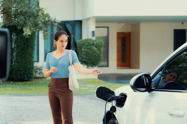 Asian Woman Lock Electric Vehicle Remote Car Key Her Garage — Stock fotografie