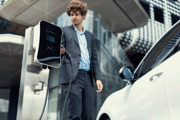 View Progressive Businessman Electric Car Recharging Public Charging Station Modern — 图库照片
