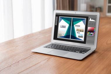 Web sayfasının modern tasarımı ve bilgisayar ekranında gösterilen ticari reklamlar için grafiksel tasarımcı yazılımı