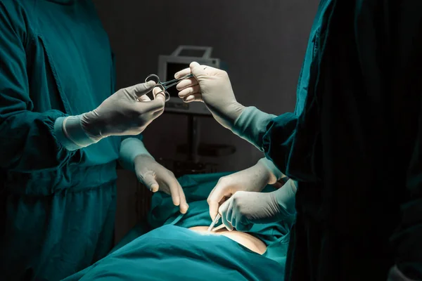 Beeld Van Chirurgische Team Voeren Chirurgische Ingreep Verpleegkundige Uitdelen Steriele — Stockfoto