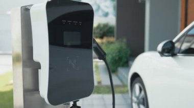 Ev şarj istasyonu EV otomobiller için çevre dostu sürdürülebilir bir güç kaynağı sağlıyor. Elektrikli araçlar için gelecekteki yeşil enerji depolama konsepti.
