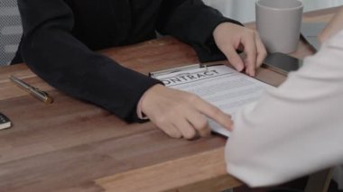 Kapalı kapılar ardında hevesli genç bir iş kadını ofiste finansal iş sözleşmesi görüşmeleri yapıyor. Müşteri, şirket ofisindeki profesyonel müdürle anlaşma yapıyor. Yasal evrak işleriyle uğraşan iş avukatı.