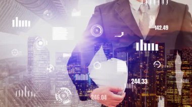 Gelecekteki bina inşaatı ve HUD hologram grafik tasarımı ile yaratıcı mühendislik projesi konsepti. İnşaat mühendisi, mimar ya da inşaat işçisi modern sivil teknoloji ile çalışıyor..