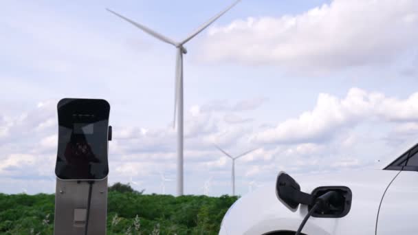 Прогресивна Людина Своїм Електричним Автомобілем Автомобіль Заряджає Енергію Від Зарядки — стокове відео