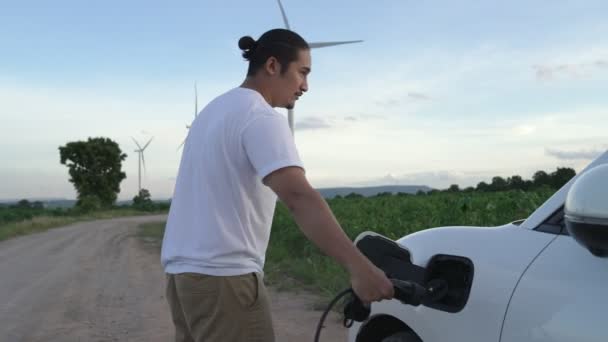Progresszív Ember Elektromos Autó Autó Feltöltő Energia Töltőállomás Zöld Területen — Stock videók