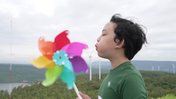 Progresszív Fiatal Ázsiai Fiú Aki Szélturbinás Játékkal Játszik Szélturbinafarmon Zöld — Stock videók