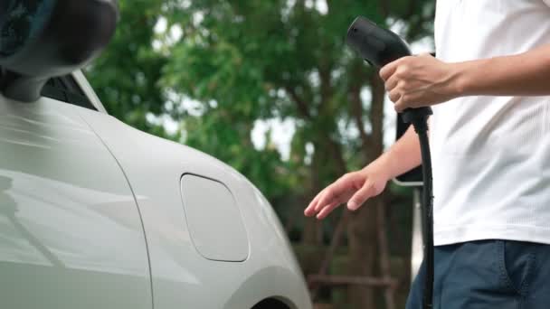 Progresivní Muž Instalovat Napájecí Kabel Zástrčku Svého Elektrického Vozidla Auto — Stock video