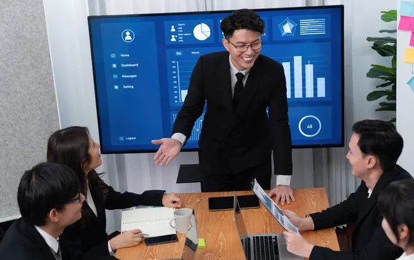 Confidence Asian Businessman Give Presentation Financial Analyzed Business Intelligence Dashboard —  Fotos de Stock