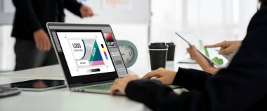 Web sayfasının modern tasarımı ve bilgisayar ekranında gösterilen ticari reklamlar için grafiksel tasarımcı yazılımı