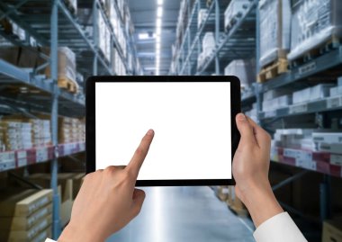 Tasarımınız için mod bilgisayardaki beyaz boş ekran monitör ekranında maket yapın