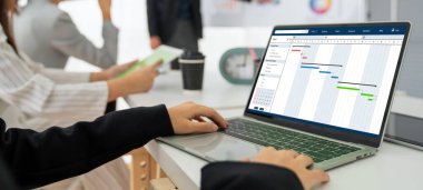 Ekip projesinin zaman çizelgesini gösteren bilgisayar ekranında, modern iş projesi yönetimi için proje planlama yazılımı