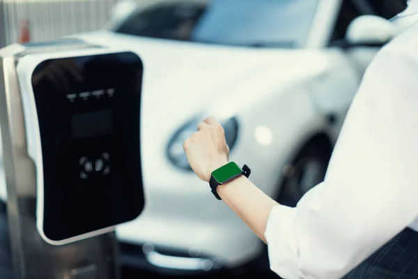 Focus Mockup Smartwatch Green Screen Hologram Interface Copyspace Electric Car — Stok fotoğraf