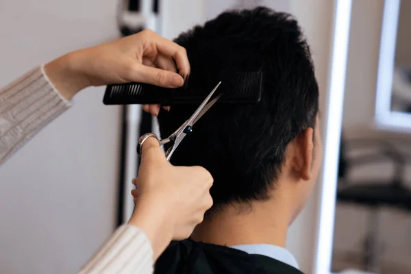 Primer Plano Asiático Hembra Peluquero Haciendo Corte Pelo Para Cliente —  Fotos de Stock