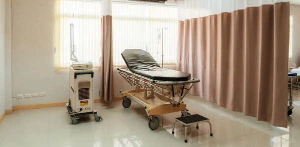 Sterylna Sala Pooperacyjna Wyposażona Wygodne Nowoczesne Łóżko Medyczne Umożliwiające Wyzdrowienie — Zdjęcie stockowe