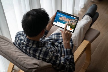 Çevrimiçi otel konaklama rezervasyon sitesi mod rezervasyon sistemi sağlar. Seyahat teknolojisi kavramı .