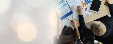 İş adamları grup toplantısı ofisteki en geniş bakış açısından çekildi. İş kadınları, iş adamları ve ofis çalışanları, proje planlama belgeleriyle takım konferansında toplantı masasında çalışıyorlar. .