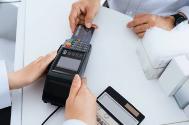 Kaliteli eczane veya hastanede ödeme terminali olan kredi kartıyla ödeme. Modern elektrik parası ödemesi. Eczaneden kredi kartıyla ilaç satın alan müşteriler..