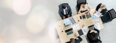 İş adamları grup toplantısı ofisteki en geniş bakış açısından çekildi. İş kadınları, iş adamları ve ofis çalışanları, proje planlama belgeleriyle takım konferansında toplantı masasında çalışıyorlar. .