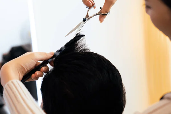 Closeup Asiático Barbeiro Feminino Fazendo Corte Cabelo Para Cliente Masculino — Fotografia de Stock
