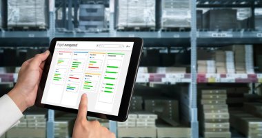 Ekip projesinin zaman çizelgesini gösteren bilgisayar ekranında, modern iş projesi yönetimi için proje planlama yazılımı